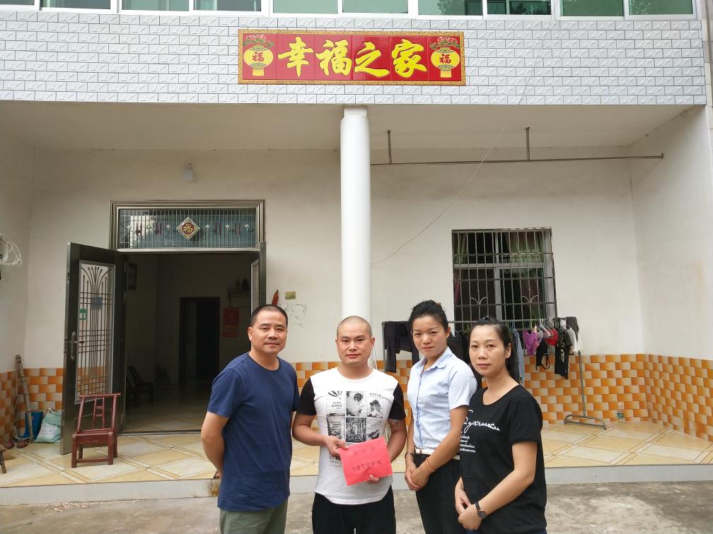 真情暖人心，集團(tuán)領(lǐng)導(dǎo)探望生病職工